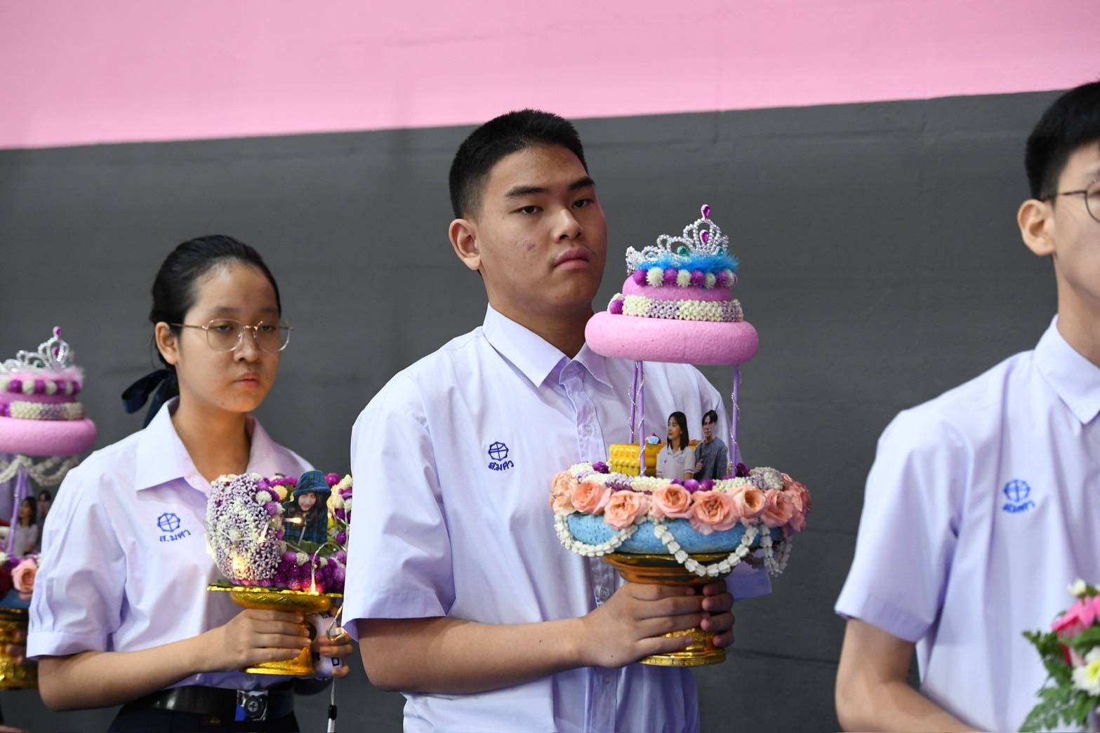 ตัวแทนถือพานไหว้ครู